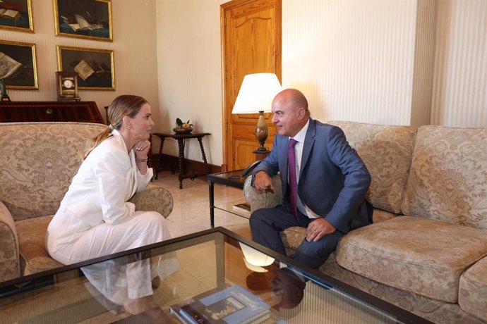 La presidenta del Govern, Marga Prohens, y el presidente del Consell de Ibiza, Vicent Marí