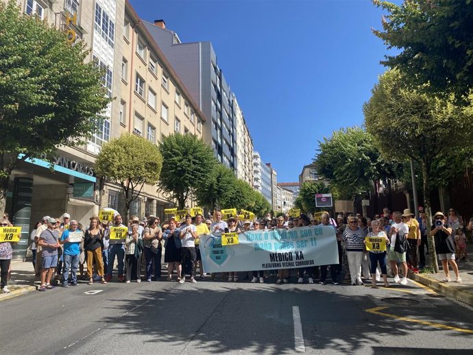 Manifestación de los vecinos de Corrubedo ante el Parlamento de Galicia