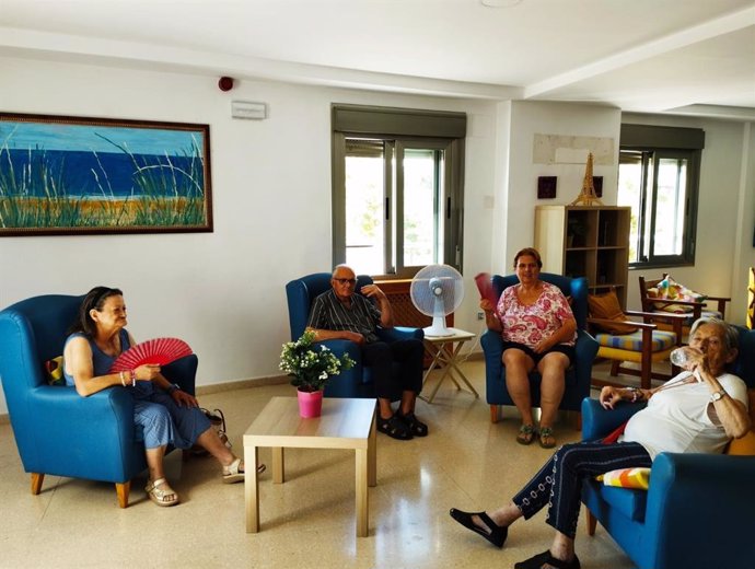 Usuarios de la Residencia 'Hogar San Pablo' con ventiladores y abanicos.