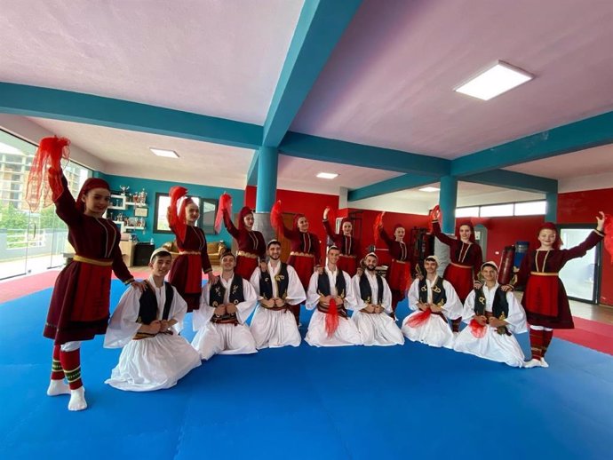 Integrantes del grupo folklórico MIQWSIA de Albania.