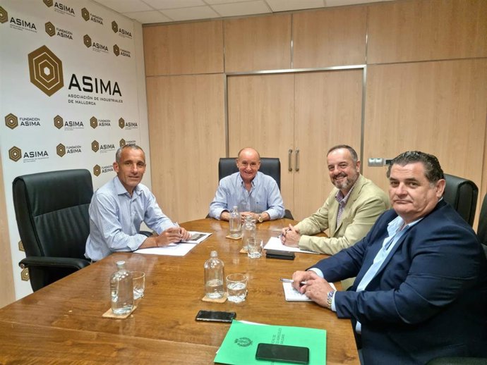 El regidor de Movilidad y Polígonos Industriales, Toni Deudero, el director general de Polígons, Pedro Led, reunidos con el presidente de Asima, Francisco Martorell, y el director gerente, Toni Monjo.