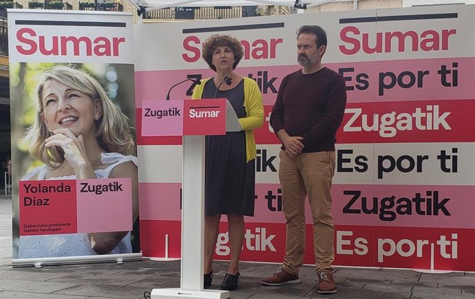 Los candidatos de Sumar por Gipuzkoa Pilar Garrido y Joserra Becerra en un acto en Beasain