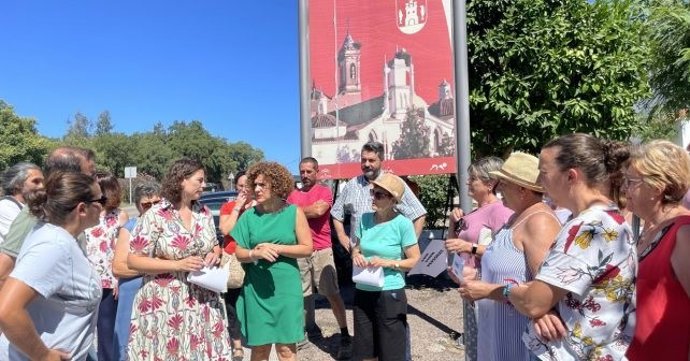 La candidata número uno al Senado y secretaria general del PSOE de Huelva, María Eugenia Limón, en su visita al municipio serrano de Cala.