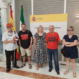 Representantes de la plataforma Barrios Hartos en la Subdelegación del Gobierno en Sevilla, donde se han reunido con la responsable en funciones, Isabel Mayo.
