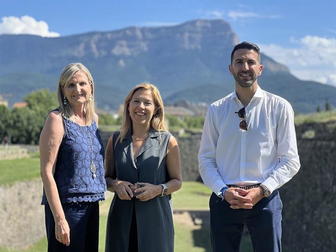 La cabeza de lista del PP al Congreso por Huesca, Ana Alós, visita el Pirineo.