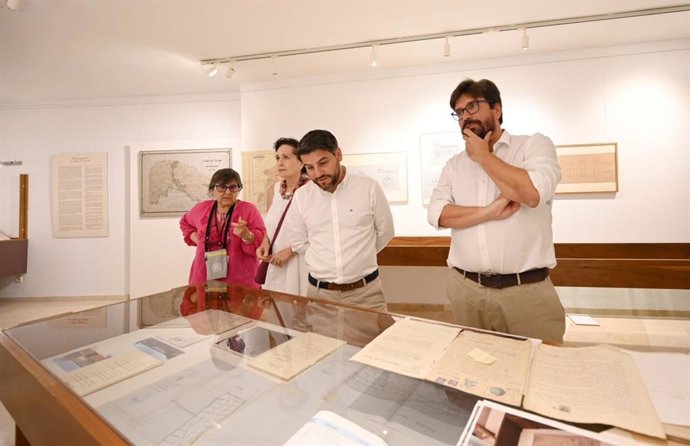 El teniente de alcalde de Cultura del Ayuntamiento de Palma, Javier Bonet, en su visita al archivo de Can Bordils.