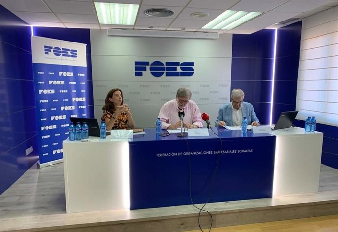 Los responsables de FOES, María Ángeles Fernández y Santiago Aparicio, con el autor de estudio José Antonio Herce.