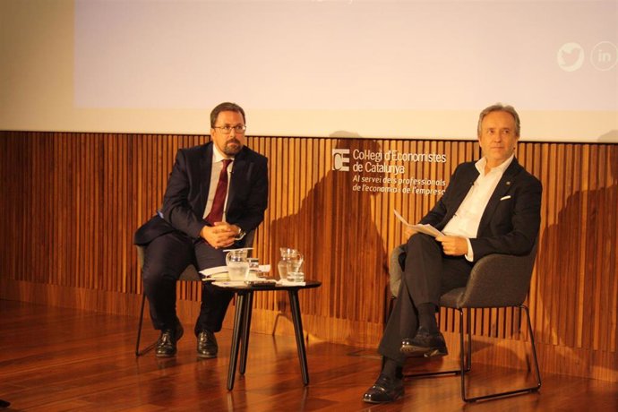 El presidente de Renfe, Raül Blanco, y el decano del Collegi d'Economistes de Catalunya, Carles Puig de Travy.