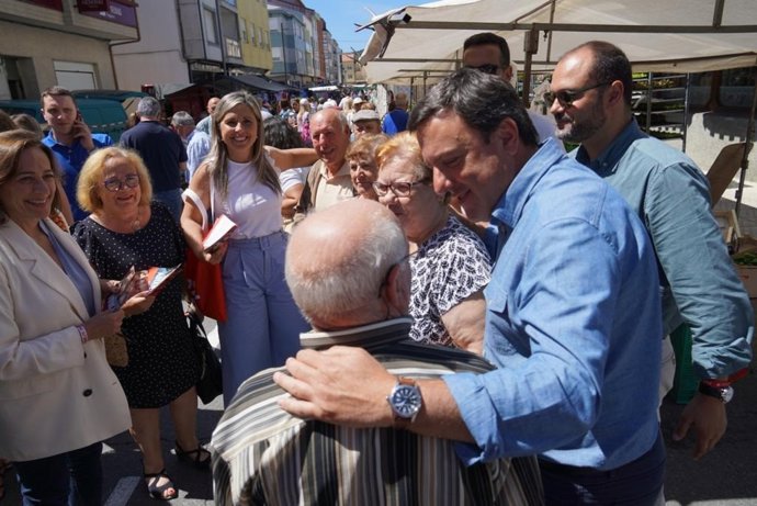 El secretario xeral del PSdeG, Valentín González Formoso, en una visita a la feria de Vimianzo (A Coruña)