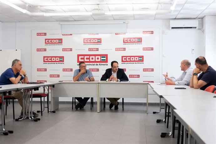 Hernando (PSOE) durante la reunión con dirigentes provinciales de CCOO