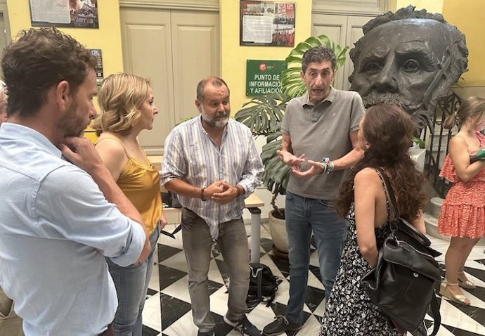 El candidato al Congreso de los Diputados por Sumar en la provincia de Huelva, Rafael Sánchez Rufo, junto a