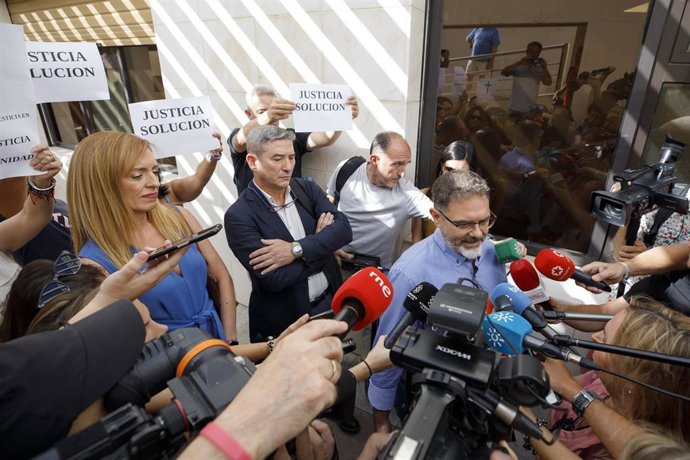 La exalcaldesa de Maracena, Berta Linares, y el concejal Antonio García, atienden a los medios a la llegada a los juzgados. Archivo.