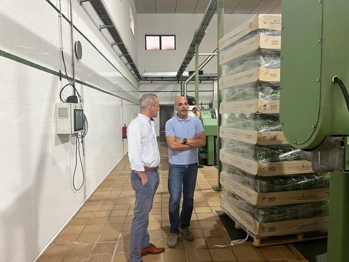 El candidato al Congreso por Vox Huelva, Tomás Fernández, en su visita a la Cooperativa Nuestra Señora de la Oliva en Gibraleón.