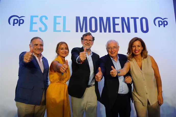 El expresidente del Gobierno Mariano Rajoy (centro) junto a candidatos del PP de Melilla en un mitin