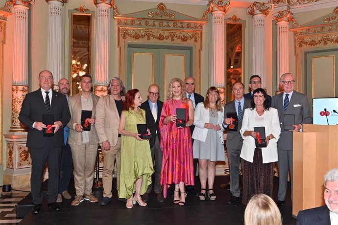 El Liceu entrega a Sondra Radvanovsky, Fundación La Caixa, familia Puig, Societat del Gran Teatre del Liceu, Cercle del Liceu, Assumpció Aguadé y Roger Alier sus medallas de oro