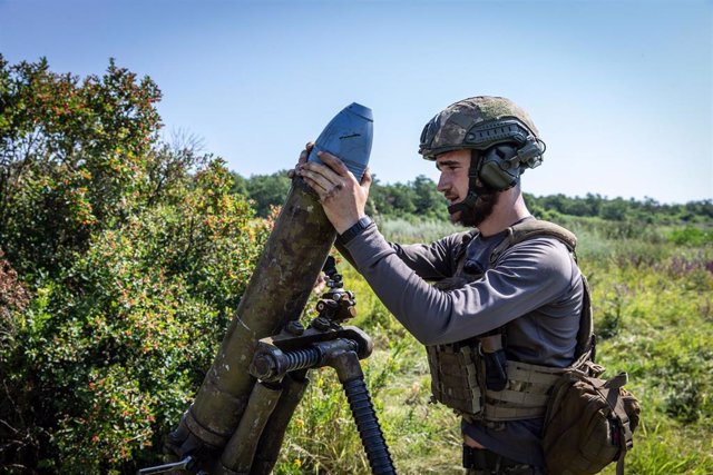 Ukrainian soldier training in the use of mortar