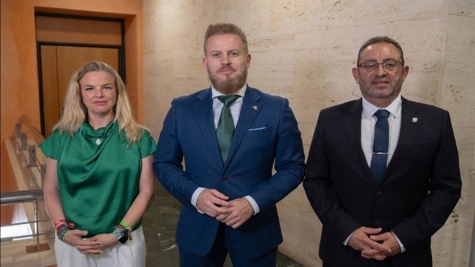 El portavoz de Vox en Dos Hermanas, Adrían Trashorras, con dirigentes de la formación