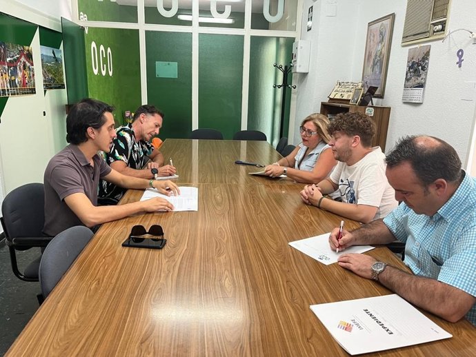 Luis García en una reunión con representantes vecinales