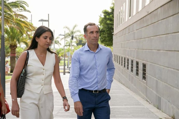 El viceconsejero de Sector Primario en funciones del Gobierno de Canarias, Álvaro de la Bárcena y su abogada, a su llegada para declarar ante el juez que instruye el caso Mediador, en el Juzgado de Instrucción Número 4 de Santa Cruz de Tenerife, a 13 