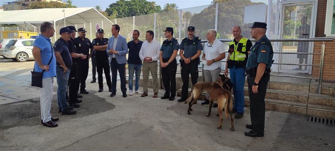 El subdelegado de Gobierno visita el dispositivo de seguridad de la OPE en el Puerto de Almería.