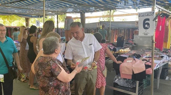 El candidato número uno al Congreso de los Diputados por Sumar Córdoba, Enrique Santiago, en su visita a Villa del Río.