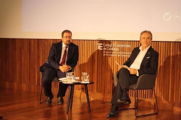 El presidente de Renfe, Raül Blanco, y el decano del Collegi d'Economistes de Catalunya, Carles Puig de Travy.