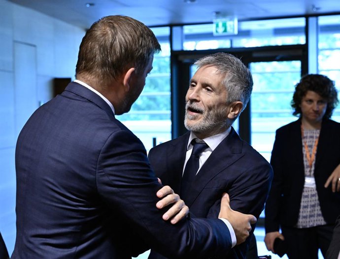Archivo - El ministro del Interior, Fernando Grande-Marlaska (d), en el Consejo de la Unión Europea de Justicia y Asuntos de Interior, a 8 de junio de 2023, en Luxemburgo (Luxemburgo). Este consejo tiene lugar días antes de que comience la presidencia d