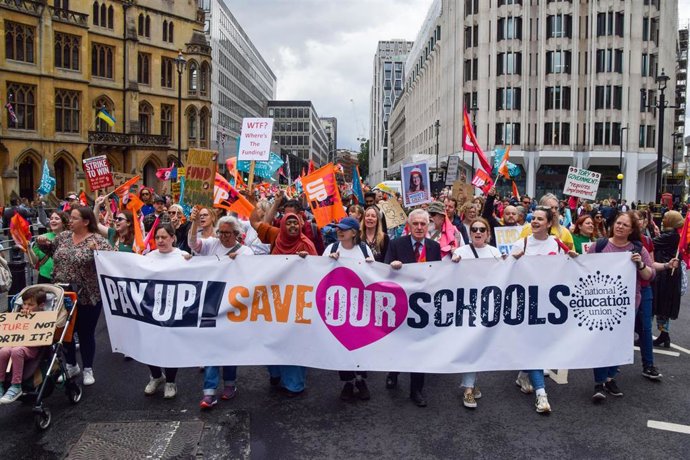Manifestación en Londres por un aumento de salarios para empleados del sistema de educación pública británico