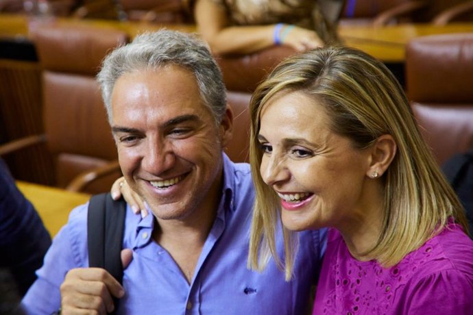 Los diputados del PP-A Elías Bendodo y Maribel Sánchez Torregrosa en el Pleno del Parlamento andaluz.