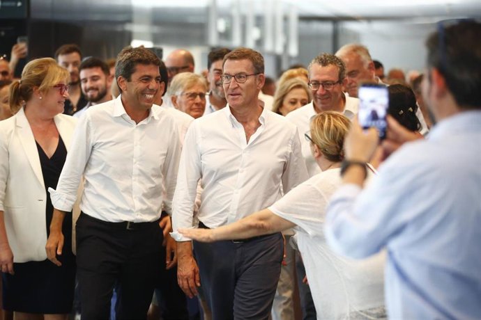 El  presidente del Partido Popular, Alberto Núñez Feijóo (2d), y el presidente del PPCV, Carlos Mazón (2i), intervienen durante un acto en el Auditorio de la Diputación de Alicante (ADDA), a 12 de julio de 2023, en Alicante, Comunidad Valenciana (España