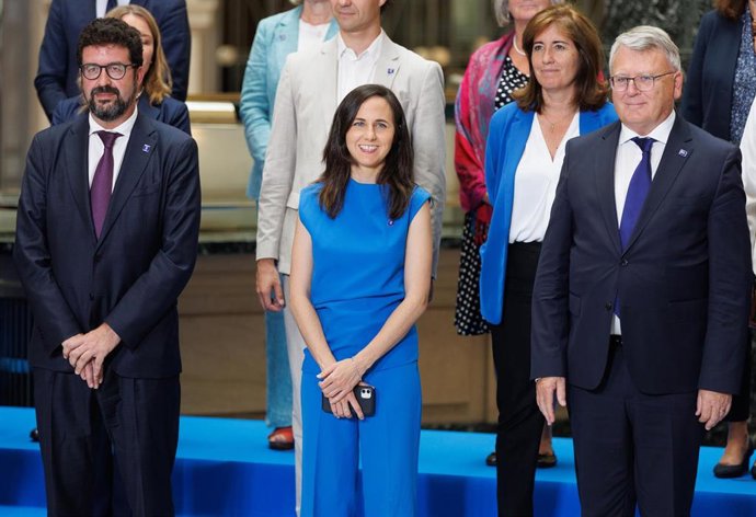 El secretario de Estado de empleo y economía social, Joaquín Pérez Rey (1i), y la ministra de Derechos Sociales y Agenda 2030, Ione Belarra (c), posan en el marco de la reunión informal ministerial de Empleo y Políticas Sociales, en el Banco de España.