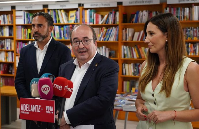 El ministro de Cultura, Miquel Iceta (c), la candidata socialista al Congreso por Málaga, Mari Nieves Ramírez (d), y el secretario general del PSOE de Málaga, Daniel Pérez (i), encuentro con el sector de la cultura en Málaga.