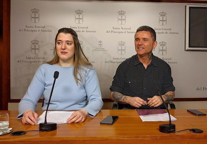 Archivo - La secretaria de organización de Podemos Asturies, Olaya Suárez, y el coordinador autonómico en funciones, Rafael Palacios, en rueda de prensa.