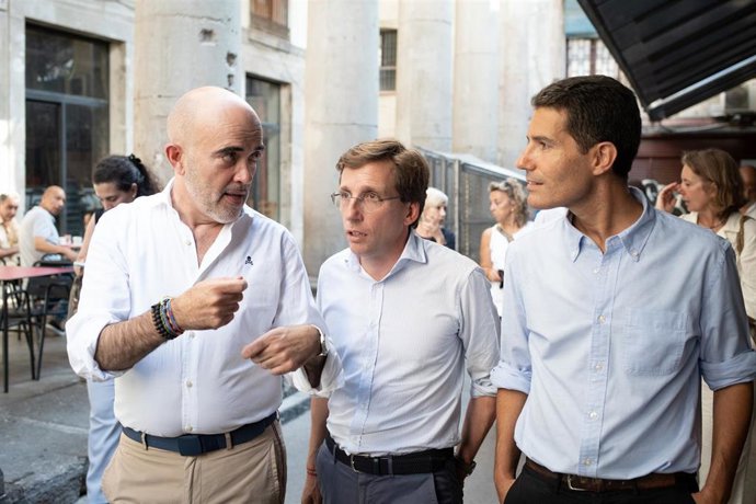 El presidente del PP en el Ayuntamiento de Barcelona, Daniel Sirera, el alcalde de Madrid, José Luis Martínez Almeida, y el candidato al Congreso por Barcelona, Nacho Martín Blanco