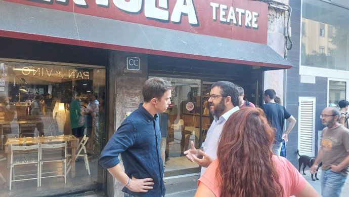 El candidato de Sumar por Madrid, Íñigo Errejón, y los candidatos de Sumar MÉS, Vicen Vidal y Viviana de Sans, charlan antes del acto electoral con jóvenes en Palma.