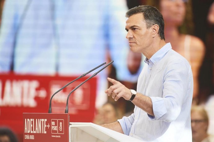 El secretario general del PSOE, presidente del Gobierno y candidato a la reelección, Pedro Sánchez, interviene en un acto de campaña del PSOE, en el Paraninfo de la Universidad de Cantabria, en Santander. 