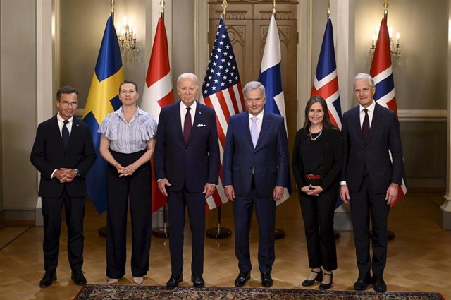 El presidente de Estados Unidos, Joe Biden, y su par finlandés, Sauli Niinisto, junto a los primeros ministros de Dinamarca, Islandia, Noruega y Suecia, Mette Frederiksen, Katrín Jakobsdóttir, Jonas Har Stere y Ulf Kristersson, respectivamente