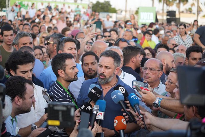 El líder de Vox, Santiago Abascal, atiende a los medios durante un acto público, en las Gradas Norte La Marina, a 13 de julio de 2023, en Valencia, Comunidad Valenciana (España). Valencia es uno de los lugares de España a los que viaja Abascal durante l