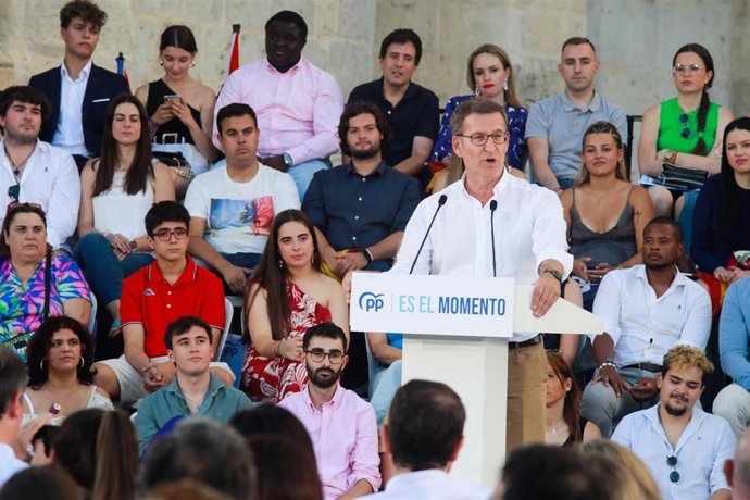 El presidente del PP, Alberto Núñez Feijóo, durante un acto de campaña del PP, en la plaza de Santa María, a 13 de julio de 2023, en Burgos, Castilla y León (España). Este acto del PP se realiza de cara a las próximas elecciones generales del 23 de juli