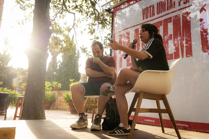 La número dos de la CUP al Congreso por Barcelona, Laure Vega, en un acto en Sant Boi (Barcelona)