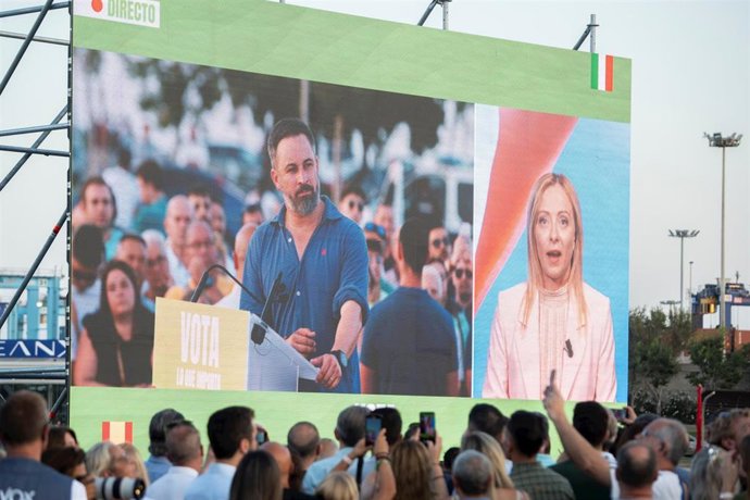 La presidenta del Consejo de Ministros de Italia, Giorgia Meloni, interviene de manera telemática durante un acto público del líder de Vox, Santiago Abascal, en Valencia