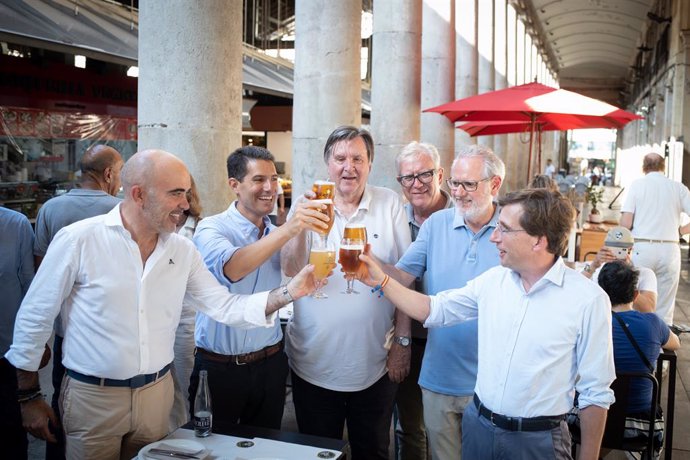 L'alcalde de Madrid, José Luis Martínez Almeida, al costat del candidat al Congrés per Barcelona, Nacho Martín Blanco, i el president del grup municipal, Daniel Sirera