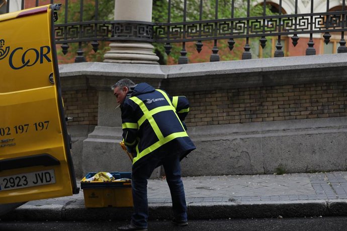 Archivo - Un trabajador de Correos