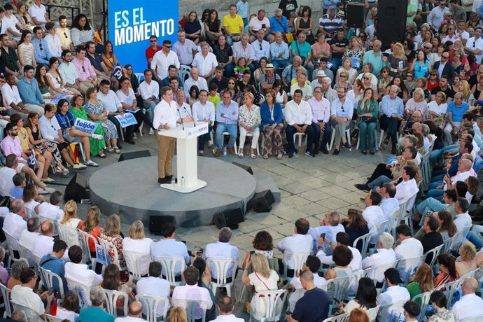 El presidente del PP, Alberto Núñez Feijóo, durante un acto de campaña del PP, en la plaza de Santa María, a 13 de julio de 2023, en Burgos, Castilla y León (España). Este acto del PP se realiza de cara a las próximas elecciones generales del 23 de juli