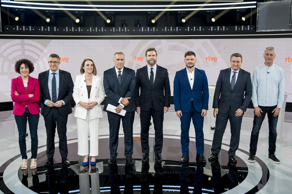 (I-D) Aina Vidal, Patxi López, Cuca Gamarra, Xabier Fortes, Iván Espinosa de los Monteros, Gabriel Rufián, Aitor Esteban, y Oskar Matute. 
