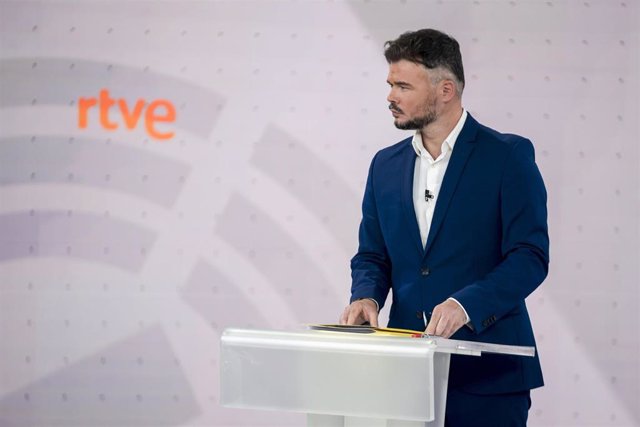 El portavoz de ERC, Gabriel Rufián, antes del debate electoral organizado por RTVE.