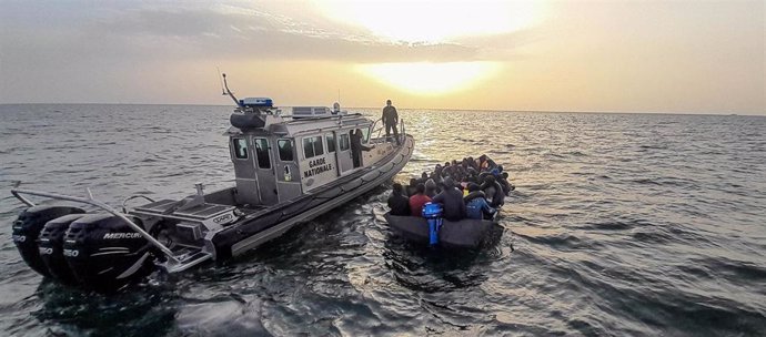 Archivo - La Guardia costera de Túnez intercepta una embarcación con migrantes en las costas de Sfax