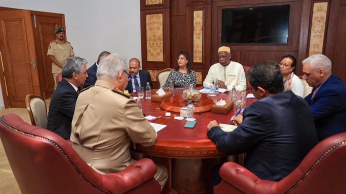 El enviado especial de la ONU en Libia, Abdoulaye Bathily, reunido con el general libio Jalifa Haftar, alineado con las autoridades asentadas en el este del país