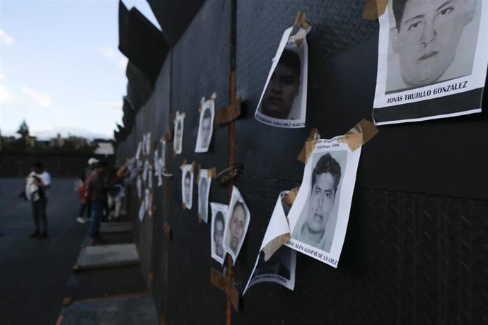 Archivo - Fotos de los 43 estudiantes desaparecidos en Azyotzinapa colgadas en las rejas del Palacio Nacional durante una manifestación para conmemorar el 8 aniversario de su desaparición