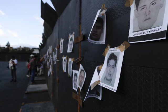 Archivo - Arxivo - Fotos dels 43 estudiants desapareguts en Azyotzinapa penjades en les reixes del Palau Nacional durant una manifestació per commemorar el 8° aniversari de la seva desaparició